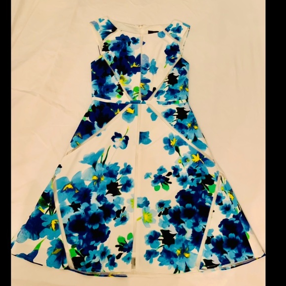 Beautiful Blue Floral Dress💙 size 4, gently worn! - Picture 3 of 6